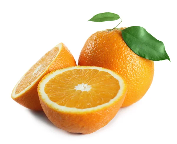 Reife Orange mit Blättern — Stockfoto