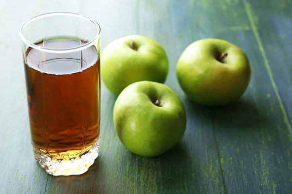 Glas van gezond vers sap van appels — Stockfoto