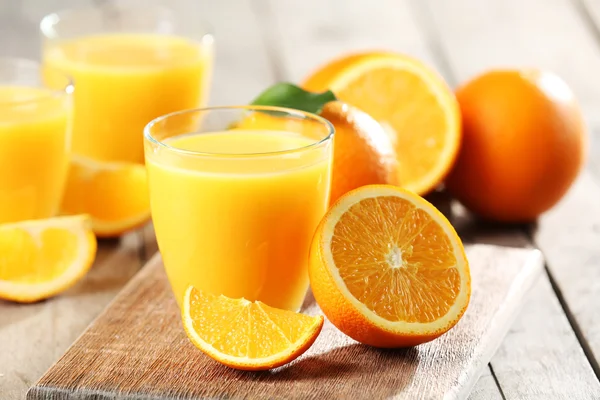 Jugo de naranja en la mesa —  Fotos de Stock