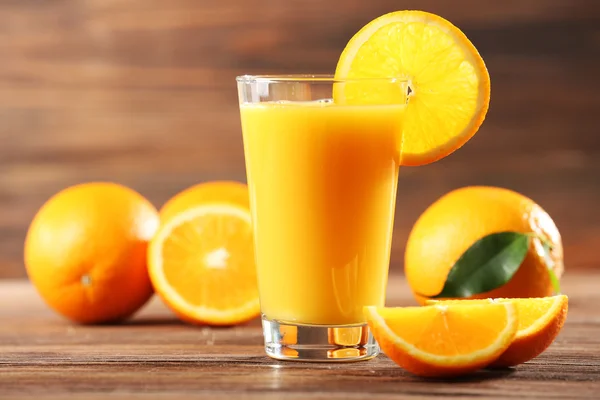 Orangensaft auf dem Tisch — Stockfoto