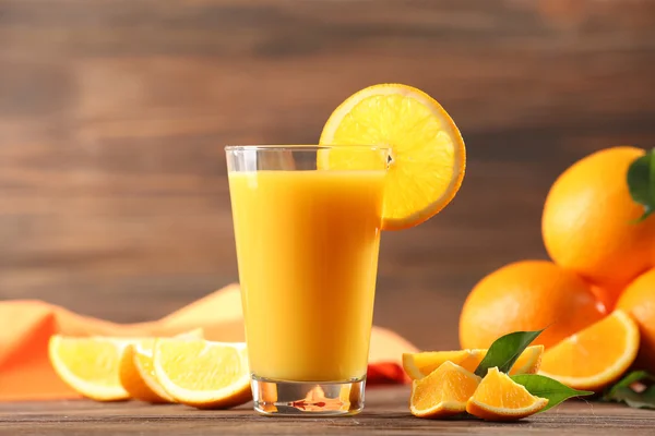 Jugo de naranja en la mesa —  Fotos de Stock