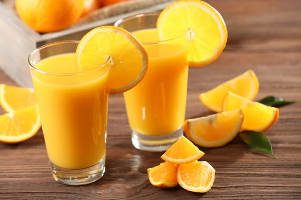 Jugo de naranja en la mesa —  Fotos de Stock