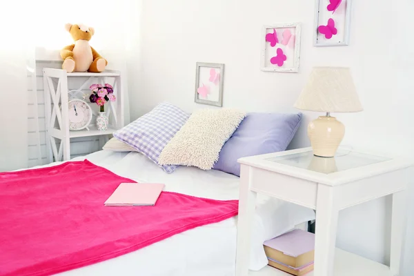 Mooie roze meisjes slaapkamer — Stockfoto