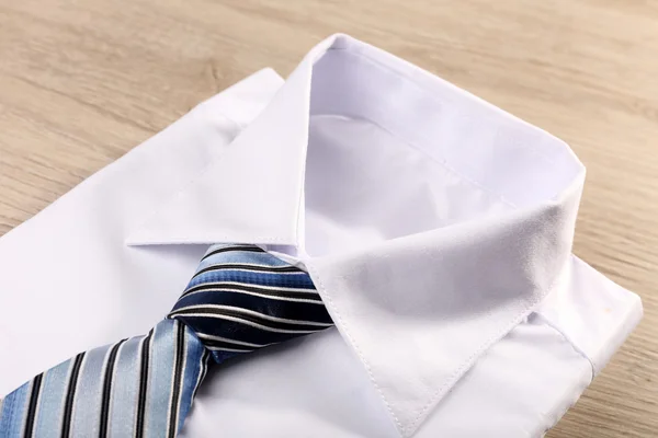 Mannen elegantie kleren op houten tafel, close-up — Stockfoto