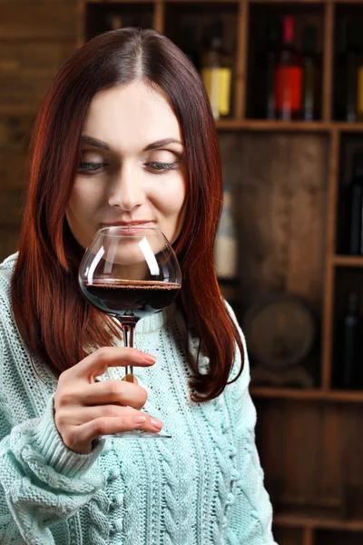 Jovem degustação de vinho na adega — Fotografia de Stock