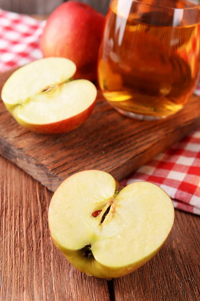 Gläser Apfelsaft auf Holztisch, Nahaufnahme — Stockfoto