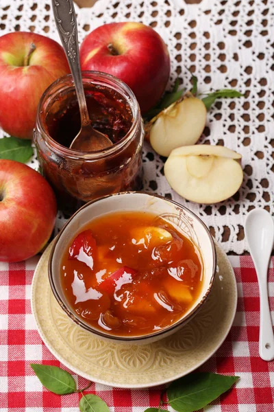 Яблочный джем и свежие красные яблоки на деревянном столе крупным планом — стоковое фото