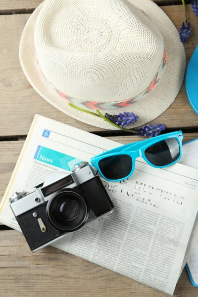 Gafas de sol, chanclas y sombrero fondo de madera —  Fotos de Stock