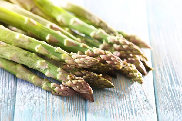 Frischer Spargel auf Holztisch, Nahaufnahme — Stockfoto