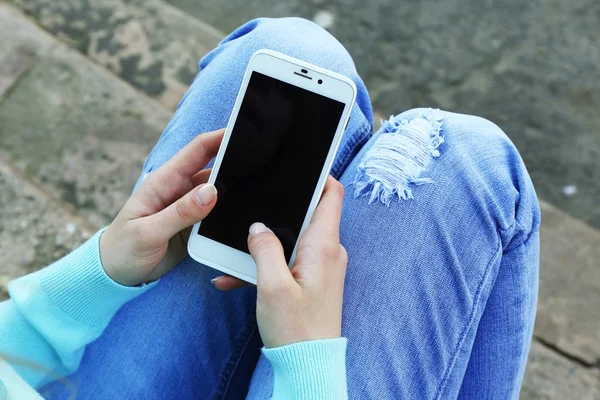 Mulher com telefone celular, ao ar livre — Fotografia de Stock