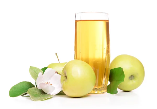 Glas appelsap en appels, geïsoleerd op wit — Stockfoto