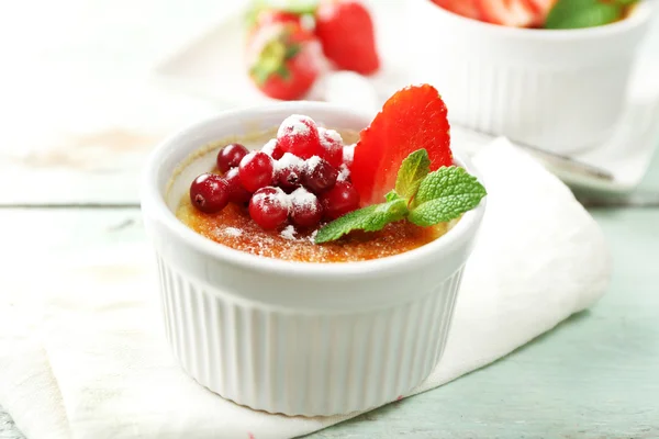 Десерт морозива з свіжими полуничними ягодами на серветці, на кольоровому дерев'яному фоні — стокове фото