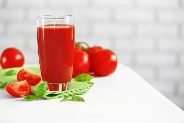 Sok z pomidorów i świeżych pomidorów na drewniany stół szczegół — Zdjęcie stockowe