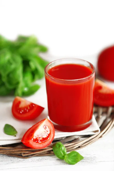 Jugo de tomate y tomates frescos en primer plano de mesa de madera — Foto de Stock