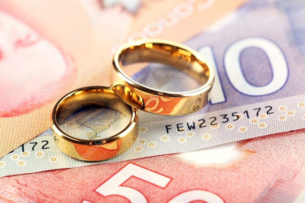 金色的结婚戒指纸币背景上 便利的联姻 图库照片 C Belchonock 金色的结婚戒指纸币背景上 便利的联姻 图库照片 C Belchonock