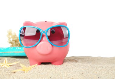 Kum, beyaz arka plan üzerinde üzerinde güneş gözlüğü ile Piggy banka