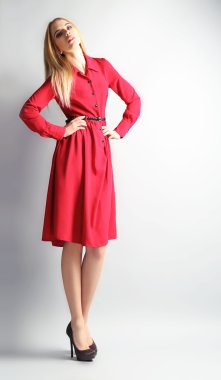 Etkileyici genç model gri arka plan üzerinde Kırmızı elbiseli