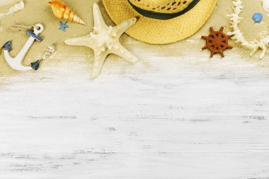 Tahta arka planda seyahat aksesuarları