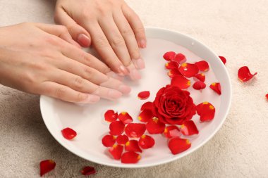 Aroma spa su tablo, closeup kase ile eller