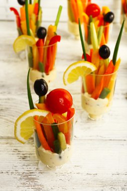 Aperatif sebzelerin cam ahşap arka plan üzerinde