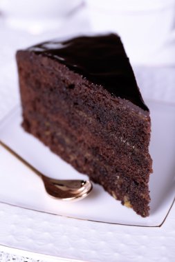 Beyaz tabakta, closeup çikolatalı kek parçası