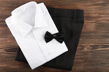 Erkekler zerafet kıyafet ahşap masa, üstten görünüm