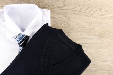 Erkekler zerafet giyim ahşap arka plan üzerinde