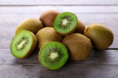 ahşap masa yakın çekim üzerinde olgunlaşmış kivi