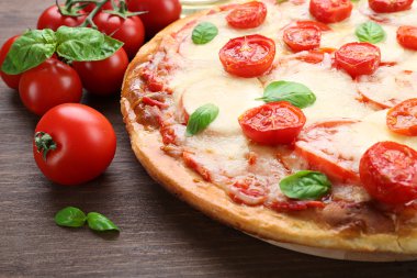 peynir ve domates üzerinde ahşap masa, closeup lezzetli pizza
