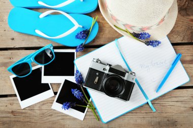 Turistik şeyler ahşap arka plan üzerinde