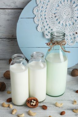 süt cam ve ahşap zemin üzerine ceviz