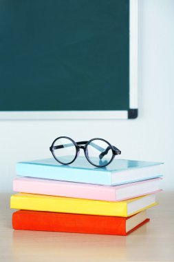 yığın kitap ve gözlük tablo sınıfı