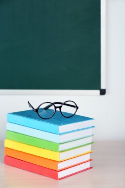 yığın kitap ve gözlük tablo sınıfı