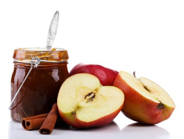 Elma reçel kavanoz ve üzerinde beyaz izole taze kırmızı elmalar