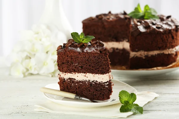 Delicioso pastel de chocolate en la mesa sobre fondo claro —  Fotos de Stock