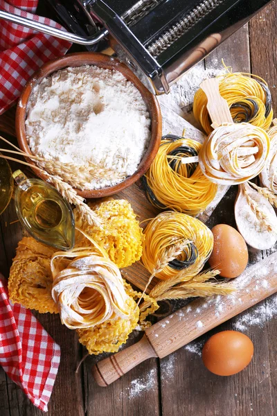 Stilleben av förbereda pasta på rustika trä bakgrund — Stockfoto