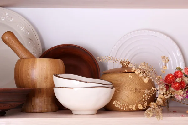 Utensílios de cozinha e utensílios de mesa na prateleira de madeira — Fotografia de Stock
