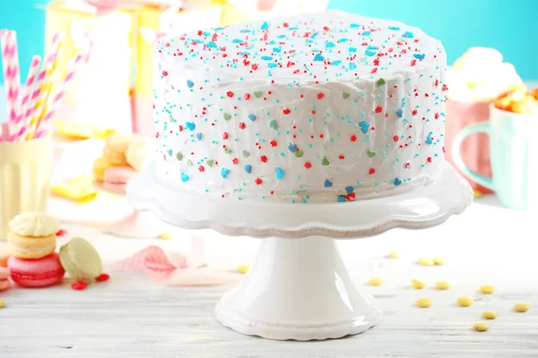 Renkli arka plan üzerinde dekore doğum günü pastası — Stok fotoğraf