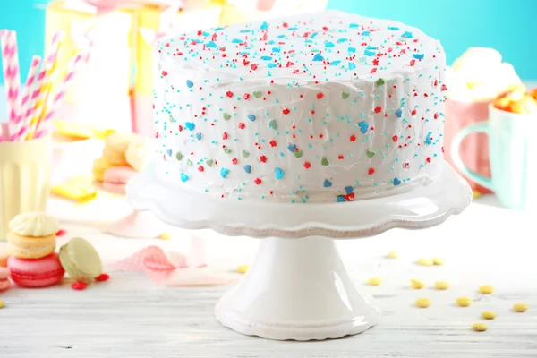 Pastel decorado cumpleaños sobre fondo colorido — Foto de Stock