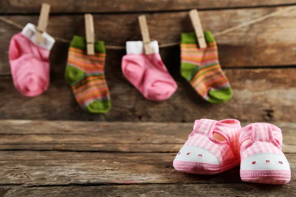 Zapatos coloridos para niños pequeños sobre fondo de madera — Foto de Stock