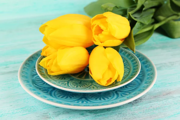 Apparecchiatura tavola con fiori, primo piano — Foto Stock