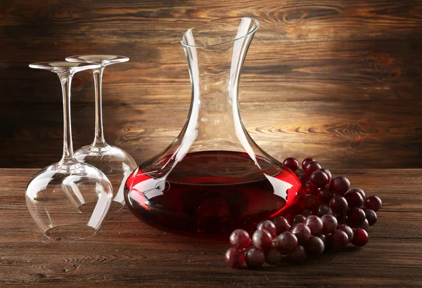 玻璃瓶葡萄酒木制背景 — 图库照片