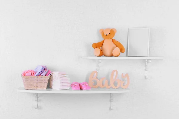 Accessori per bambini sugli scaffali primo piano — Foto Stock