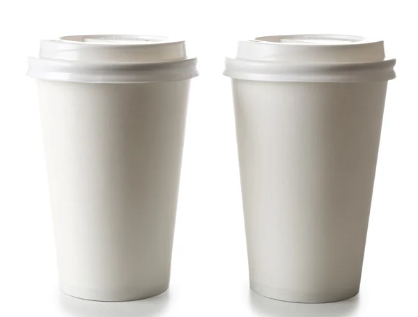 Бумажные чашки, изолированные на белом — стоковое фото
