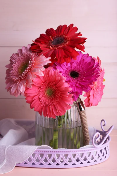 Hermosas gerberas brillantes en jarrón —  Fotos de Stock