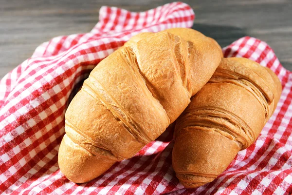 Läckra croissanter på tabell närbild — Stockfoto