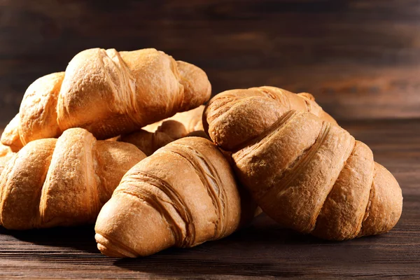 Heerlijke croissants op tabel close-up — Stockfoto