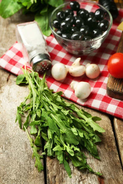 Ingredienti alimentari per cucinare in tavola da vicino — Foto Stock