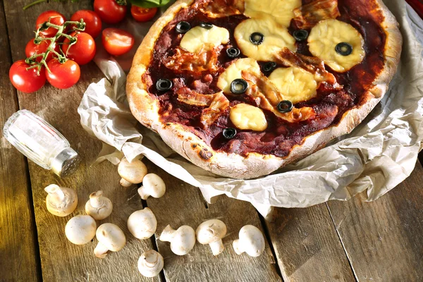 Sabrosa pizza con verduras en la mesa de cerca —  Fotos de Stock