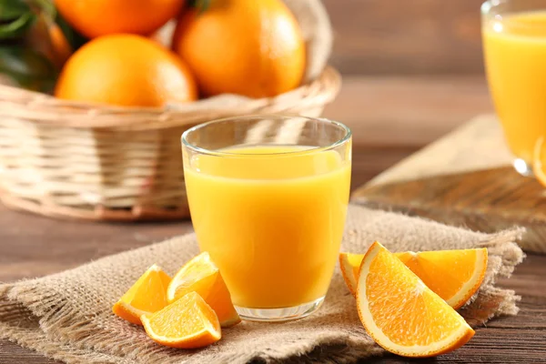 Sumo de laranja na mesa close-up — Fotografia de Stock